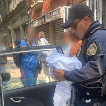 (VIDEO) Bebé nace en calles del Centro de CDMX; policías lo reciben