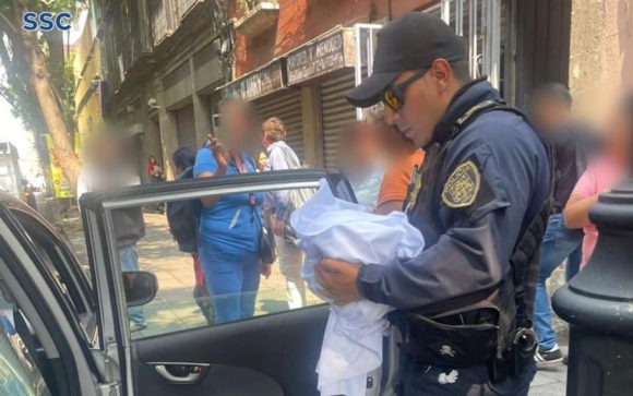 (VIDEO) Bebé nace en calles del Centro de CDMX; policías lo reciben