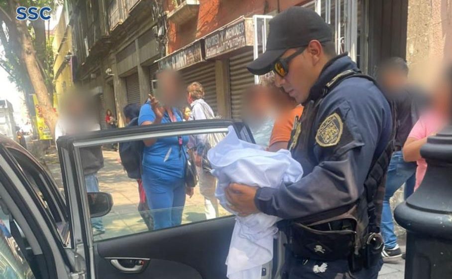 (VIDEO) Bebé nace en calles del Centro de CDMX; policías lo reciben