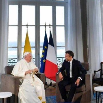 Papa Francisco se reúne con Emmanuel Macron en Marsella