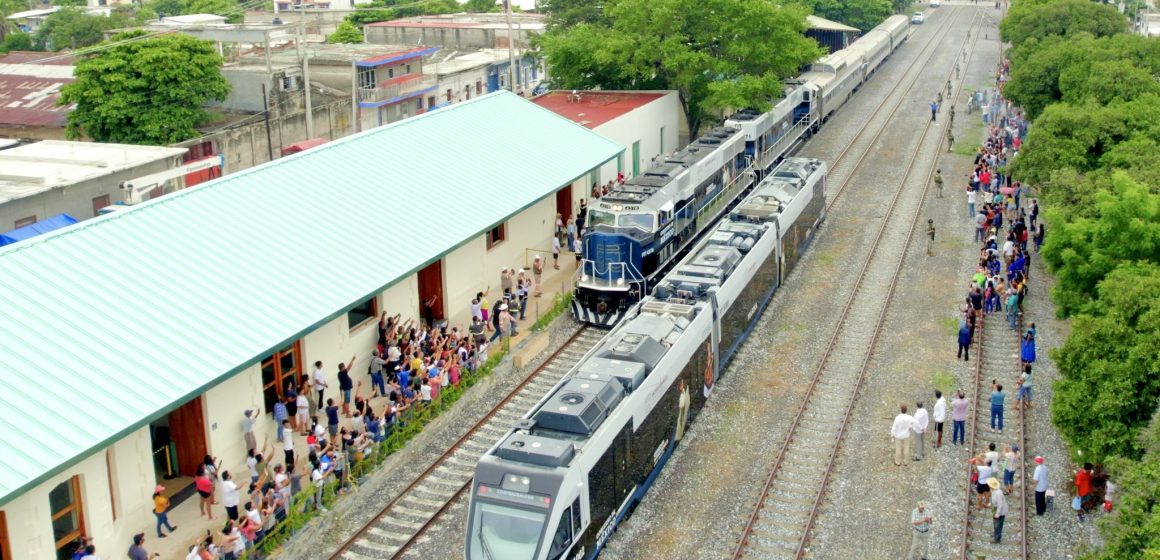 AMLO realiza recorrido de prueba del Tren Interoceánico    