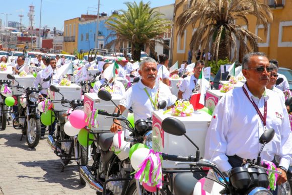 Preside Sergio Salomón entrega de motocicletas a personal operativo de Correos de México