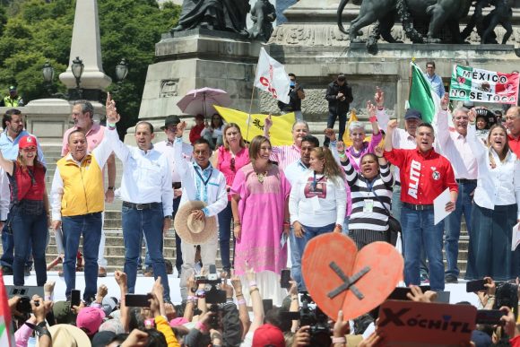 Xóchitl Gálvez recibe constancia como coordinadora del Frente Amplio por México