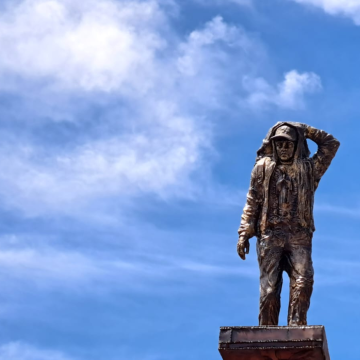 Sergio Abarca es el autor del monumento al Migrante en Puebla