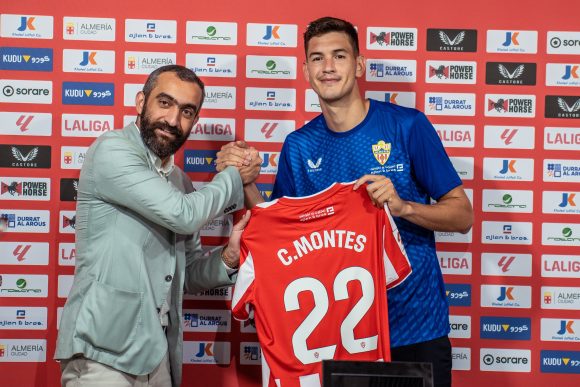 César Montes fue presentado como refuerzo de la UD Almería en España