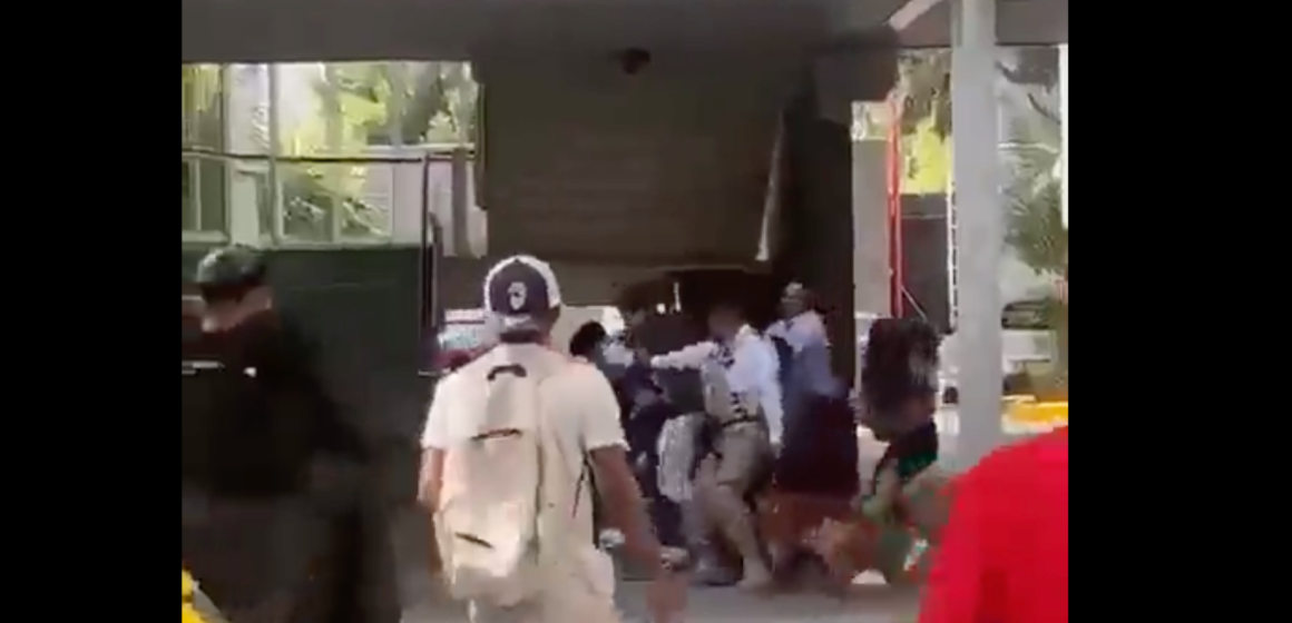 VIDEO Entra padre de familia a UVM con escoltas armados a defender a su hijo