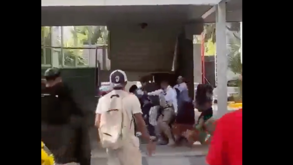 VIDEO Entra padre de familia a UVM con escoltas armados a defender a su hijo