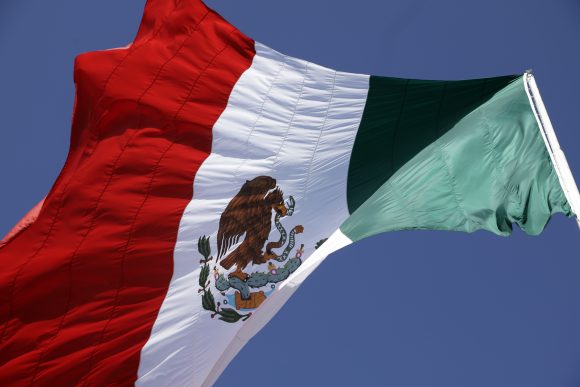 Morena propone hasta 4 años de cárcel por interpretar mal el Himno Nacional