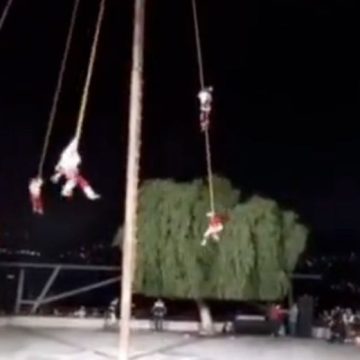 Voladores de Papantla chocan contra un árbol en celebración del “Huey Atlixcáyotl”