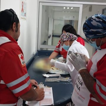 Paramédicos de Cruz Roja en San Martín Texmelucan auxilian a mujer durante parto