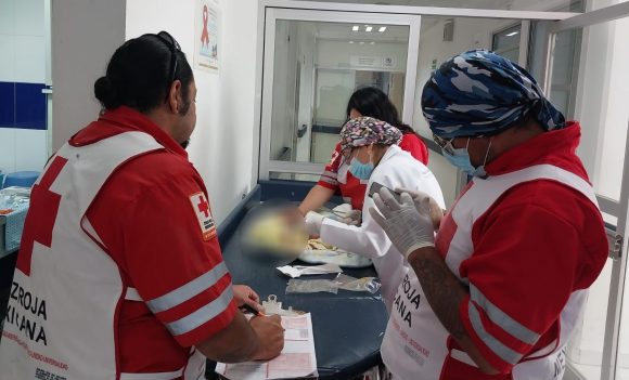 Paramédicos de Cruz Roja en San Martín Texmelucan auxilian a mujer durante parto