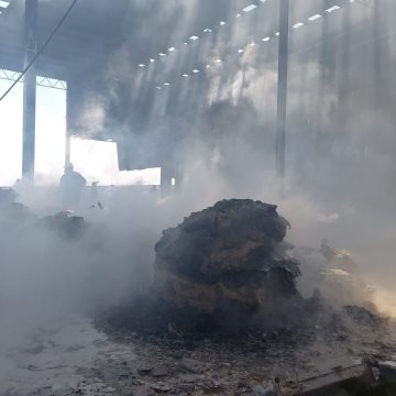 Arde bodega de cartón en Huejotzingo