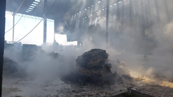 Arde bodega de cartón en Huejotzingo