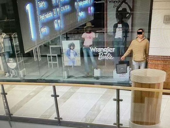 Detienen a hombre que se hacía por maniquí para robar en Polonia