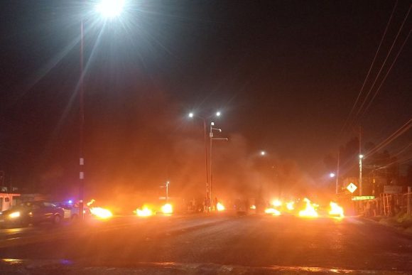 Pobladores de Juan C. Bonilla bloquean la federal Puebla – México