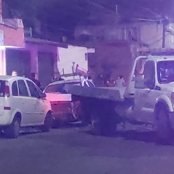 Conductor ebrio chocó contra 7 autos en Mercado Zapata, atropella a 2 personas y huye