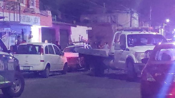 Conductor ebrio chocó contra 7 autos en Mercado Zapata, atropella a 2 personas y huye