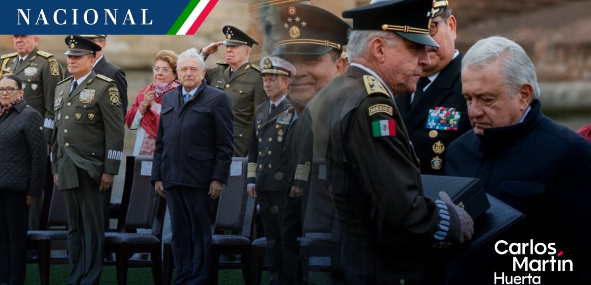 (VIDEO) AMLO condecora al general Salvador Cienfuegos por aporte al Colegio Militar