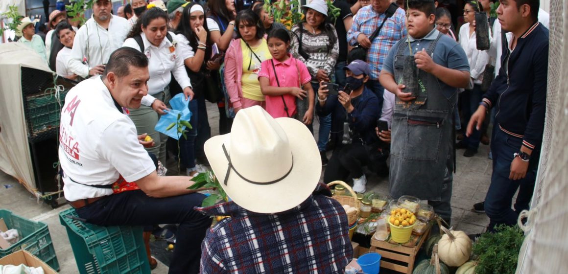 En apoyo a la economía familiar, Armenta recorre tianguis y mercados