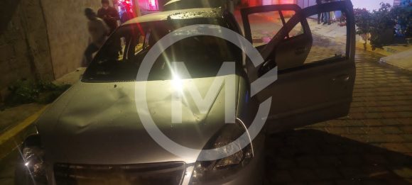 Comando rafaguea a tres hombres en Amozoc y quema automóvil