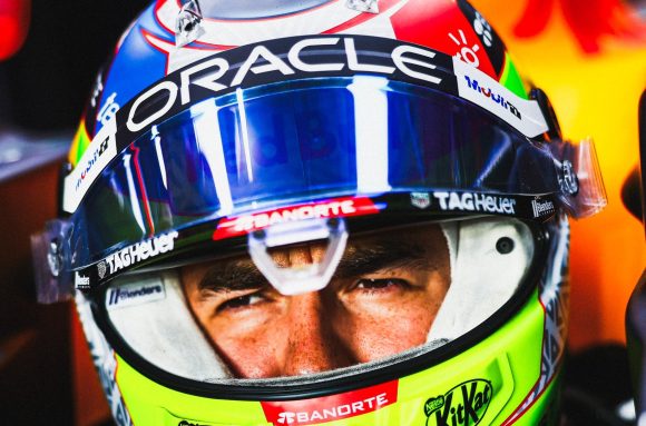 Checo Pérez sufre con penalizaciones en el GP de Qatar