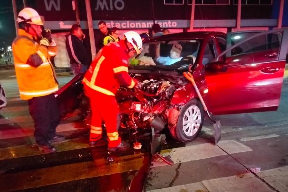 Choque 11 sur y 55 poniente (VIDEO) Cinco heridos saldo de choque entre automóvil y autobús de personal en la 11 Sur