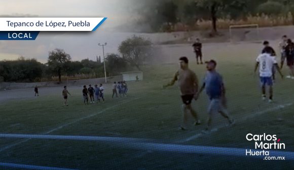 Director de la policía en Tepanco de López encañona a ciudadanos tras riña en partido de fútbol