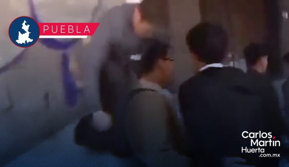Estudiantes protagonizan pelea en pleno Centro Histórico de Puebla