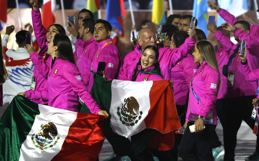 México desfila en la inauguración de los Juegos Panamericanos Santiago 2023