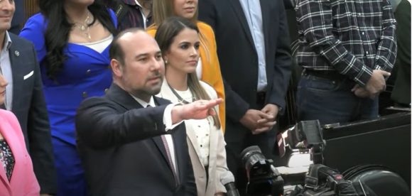 F9VHdnZWYAAZ1Ep Rinde protesta Arturo Salinas como gobernador interino de Nuevo León