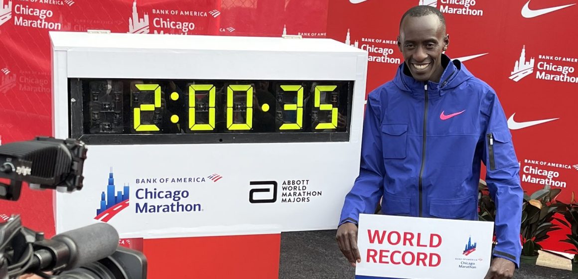 Keniano gana Maratón de Chicago y marca nuevo récord mundial