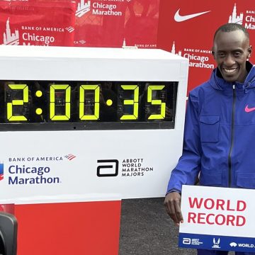 Keniano gana Maratón de Chicago y marca nuevo récord mundial