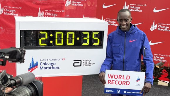 Keniano gana Maratón de Chicago y marca nuevo récord mundial