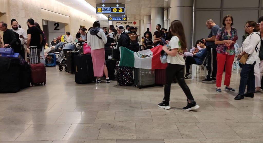 Mexicanos llegan al aeropuerto de Israel para primeros vuelos del puente aéreo