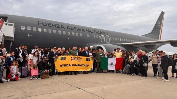 Llegan mexicanos a Madrid mediante puente aéreo desde Tel Aviv