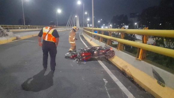 Muere pareja de motociclistas al derrapar en San Andrés Cholula