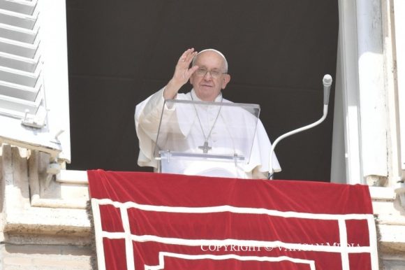 Pide el papa Francisco “no confundir la fiesta de Navidad con el consumismo”
