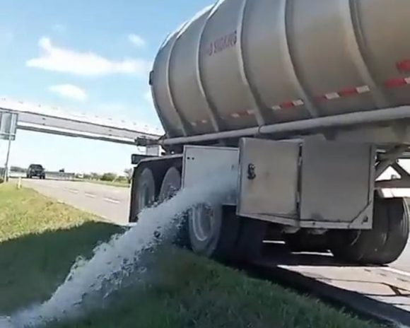 Grupo obliga a operadores de pipas a derramar gasolina en Tamaulipas    