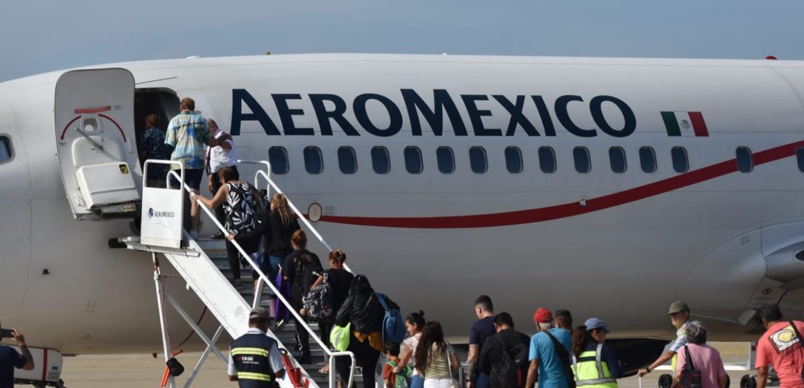 Realizan 14 vuelos humanitarios de Acapulco a CDMX
