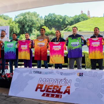 Presentan Medalla y Playera Conmemorativa del Maratón de Puebla 2023