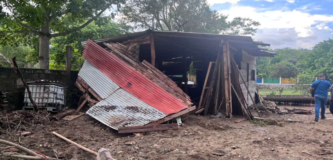 Tras recorrido en Venustiano Carranza, Céspedes Peregrina confirma 250 viviendas afectadas, 13 con perdida total por huracán “Otis”