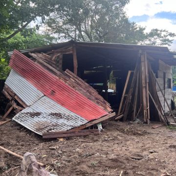Tras recorrido en Venustiano Carranza, Céspedes Peregrina confirma 250 viviendas afectadas, 13 con perdida total por huracán “Otis”