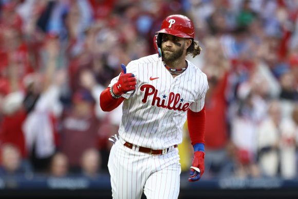 bry Los Filis apalearon a los Bravos y toman ventaja en la Serie Divisional