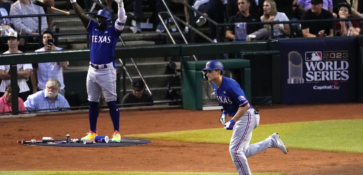 Las Rangers toman ventaja al vencer a los D-backs en el tercer juego de la Serie Mundial