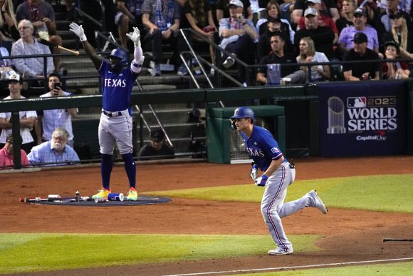 cose Las Rangers toman ventaja al vencer a los D-backs en el tercer juego de la Serie Mundial