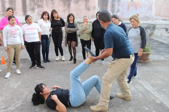 Participan trabajadoras del Congreso del Estado en taller de defensa personal