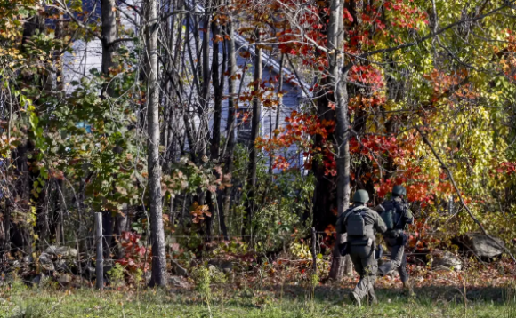 Hallan muerto al sospechoso de tiroteo en Lewiston EU