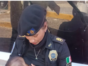 Mujer Policía de la CDMX amamanta a bebé de familia damnificada en Acapulco