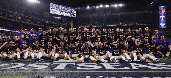 ranger Los Rangers sacaron la escoba ante los Orioles y van por el título de la Americana