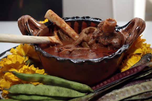 Mole de Caderas, platillo insignia de la Mixteca poblana